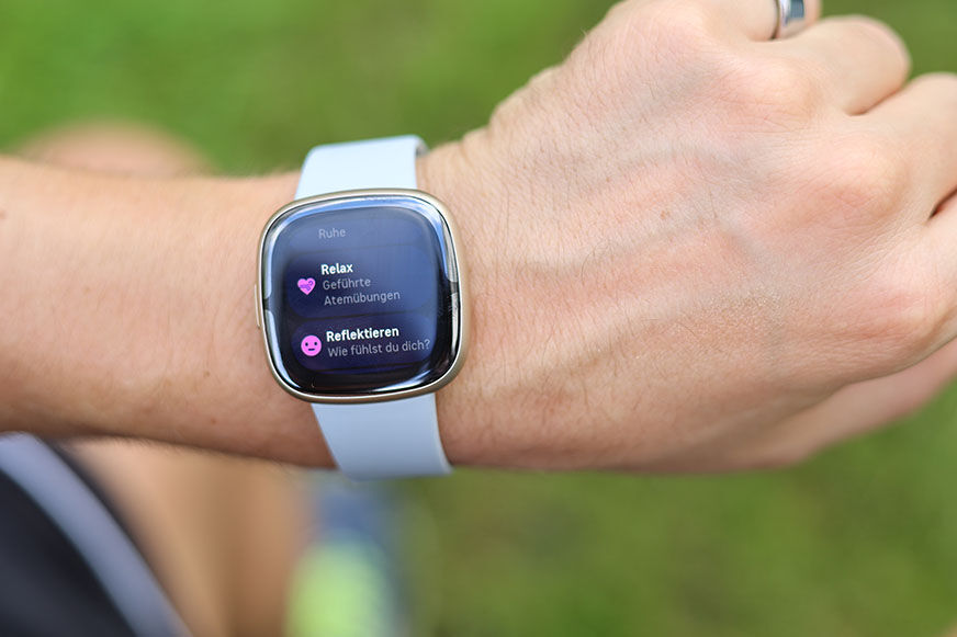 Man sieht die geführten Atemübungen auf der Fitbit Sense 2.